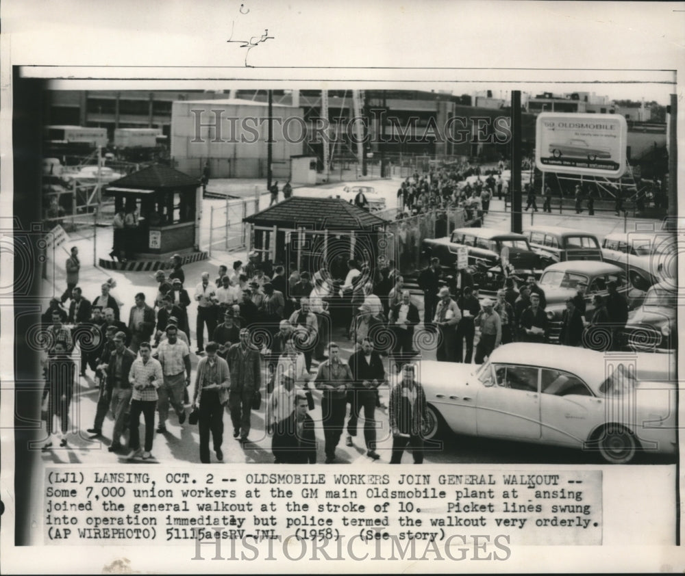 1958 Press Photo Workers walking out of Oldsmobile plant in Lansing, Michigan - Historic Images