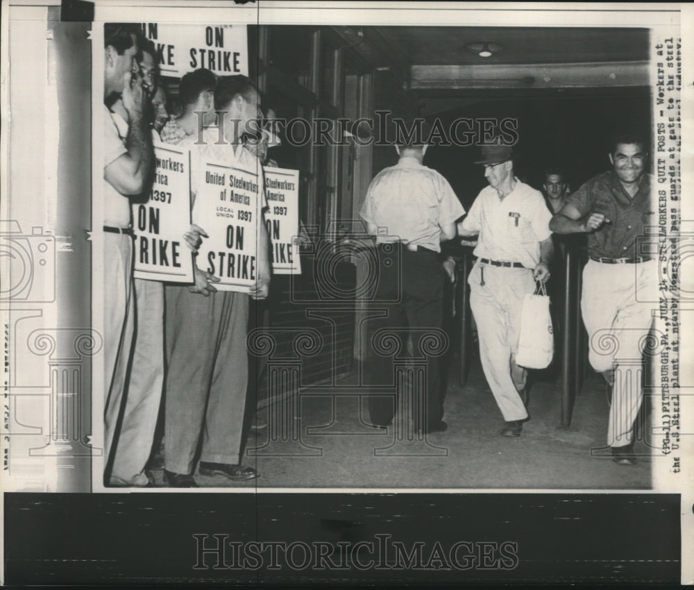 1959 Press Photo Workers at U.S. Steel plant in Hempstead pass guards on Strike - Historic Images