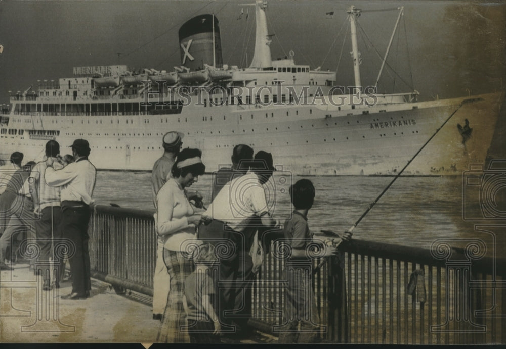 1971 Press Photo Greek Liner sailing, Boston Pier during Longshoremen's Strike - Historic Images