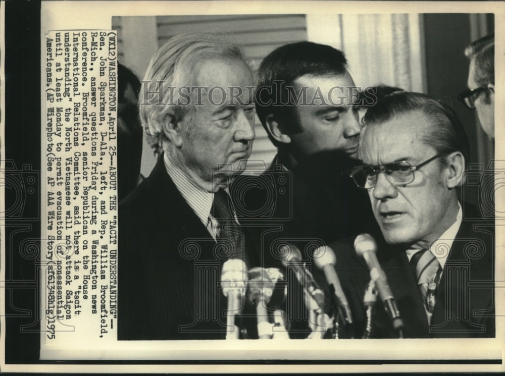 1975 Press Photo Senator John Sparkman, Left, Alabama, at Press Conference - Historic Images