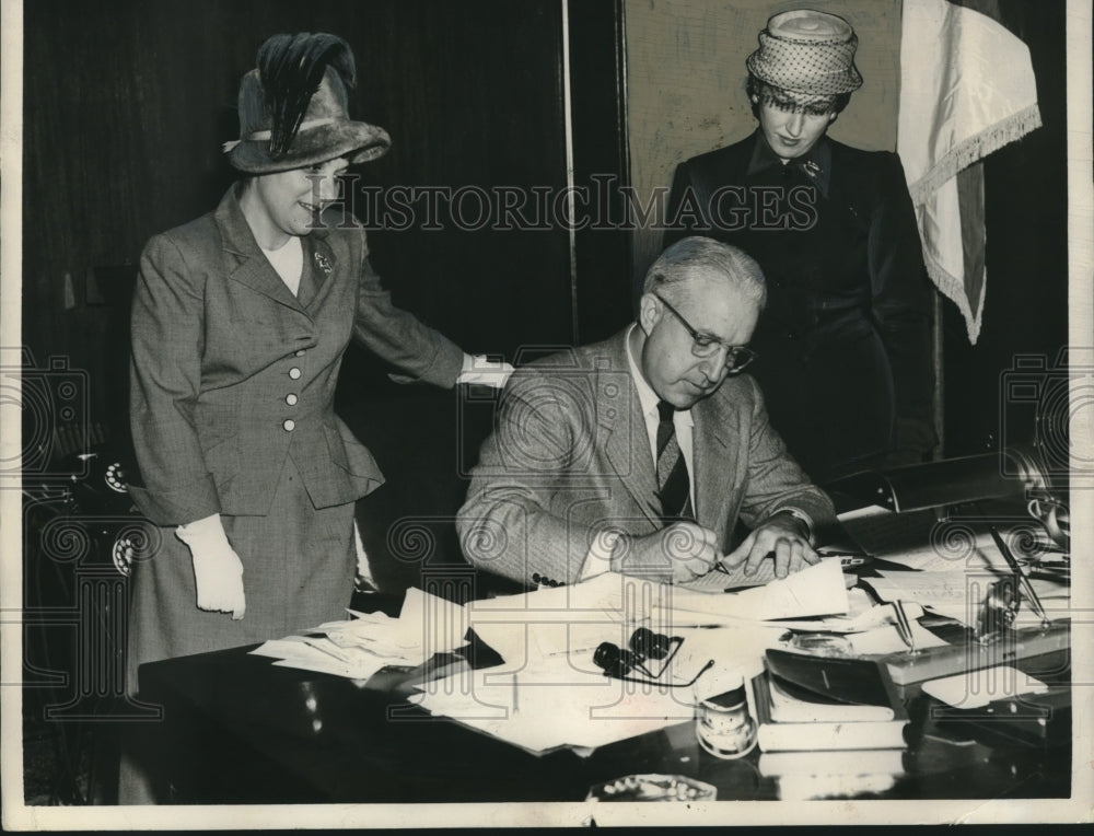 1951 Governor Gordon Persons signs a proclamation in Alabama - Historic Images