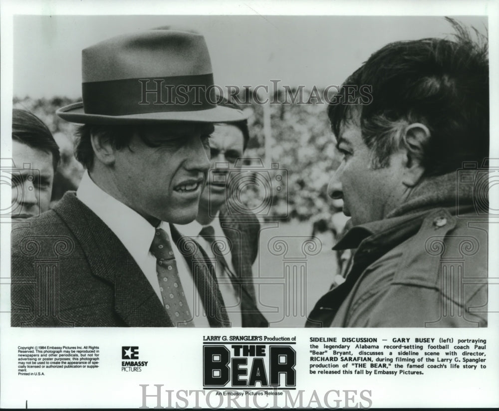 1984 Press Photo Scene from &quot;The Bear&quot; - Actor Gary Busey Talks with Director - Historic Images