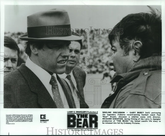 1984 Press Photo Scene from "The Bear" - Actor Gary Busey Talks with Director - Historic Images