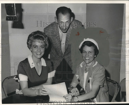 1959, Singer Betty Lee with Leland Childs, Mrs. Charles Biddinger - Historic Images