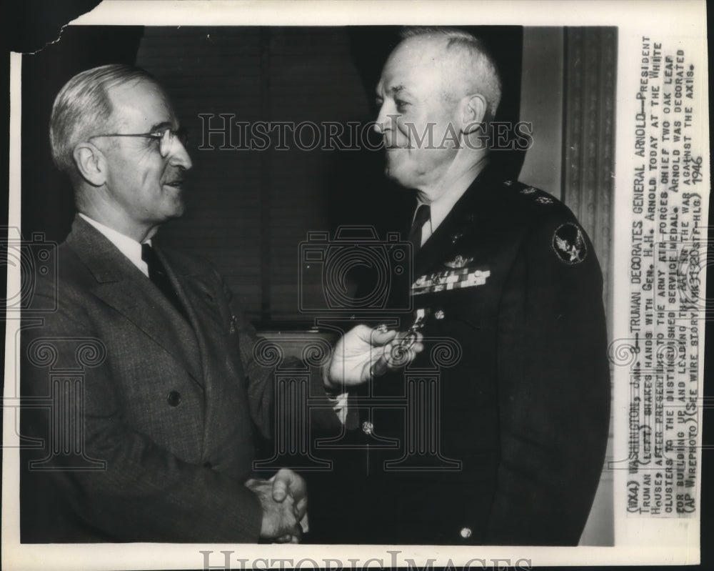 1946 Press Photo President Truman shakes hands with General H. H. Arnold - Historic Images