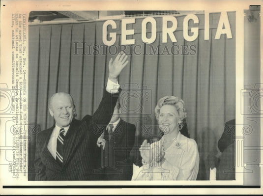 1975 President Ford Waving to Fundraising Crowd with Mrs. Nora Allen - Historic Images