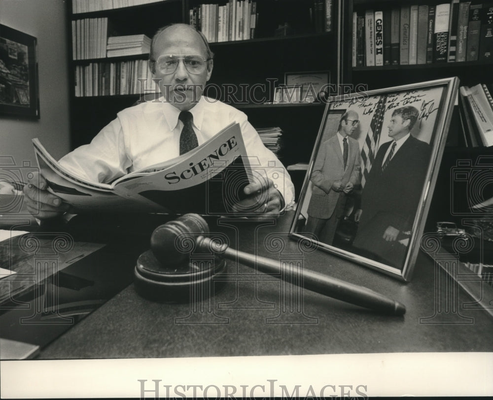 1986 Press Photo Kenneth Roozen with Picture of Himself and Senator Dan Quayle - Historic Images