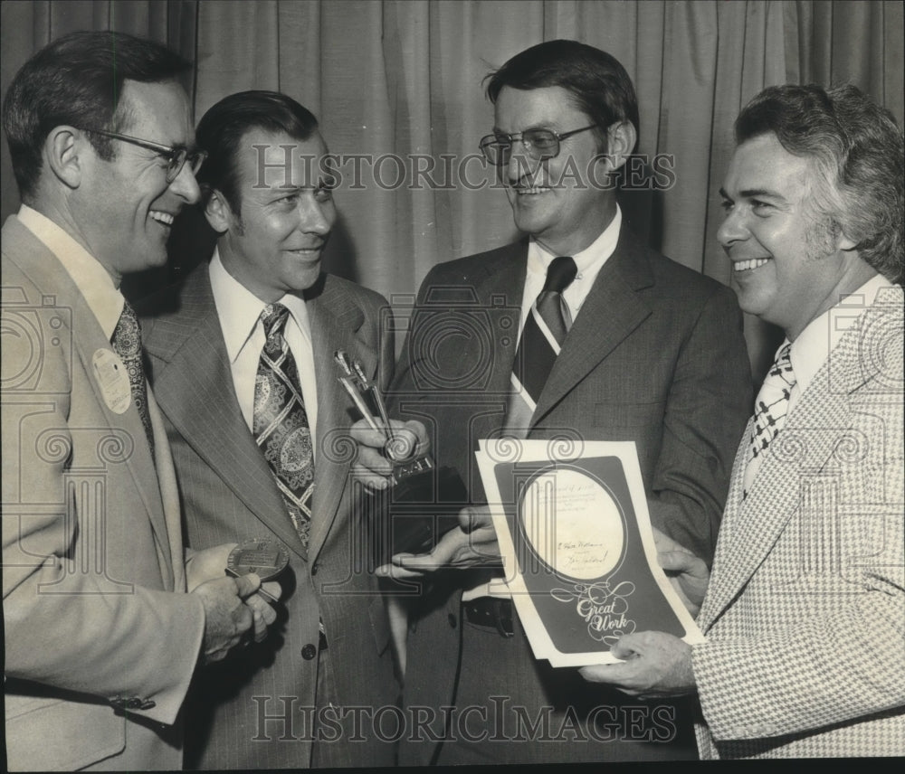 1975 Press Photo Richard Peacock and Others at Advertising Man of the Year Event - Historic Images