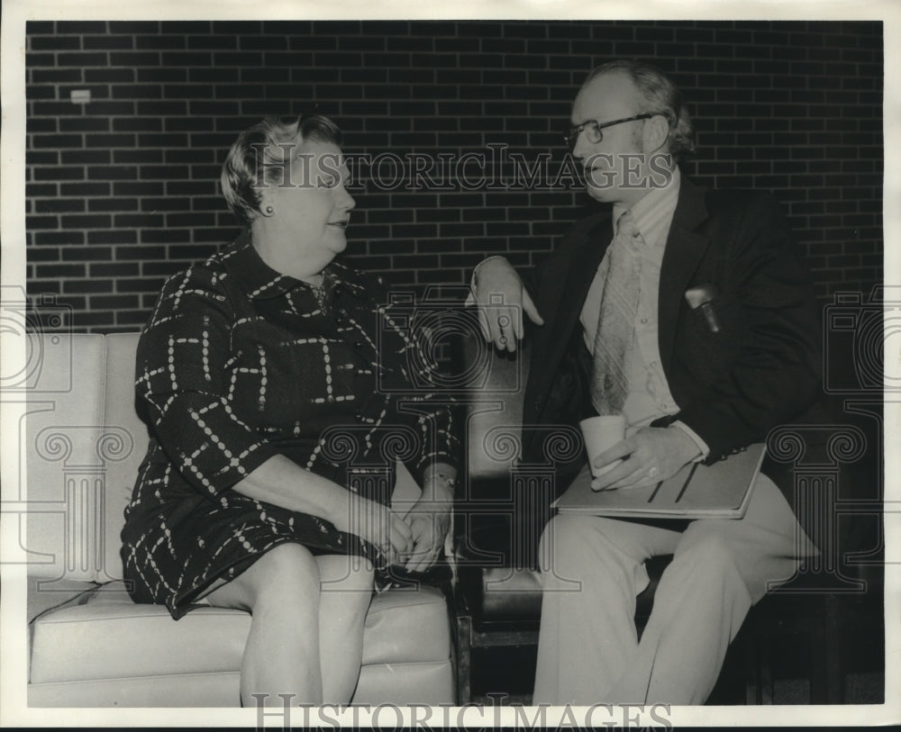 1973 Press Photo University of AL-Huntsville Dean Gayle Stephens in conversation - Historic Images