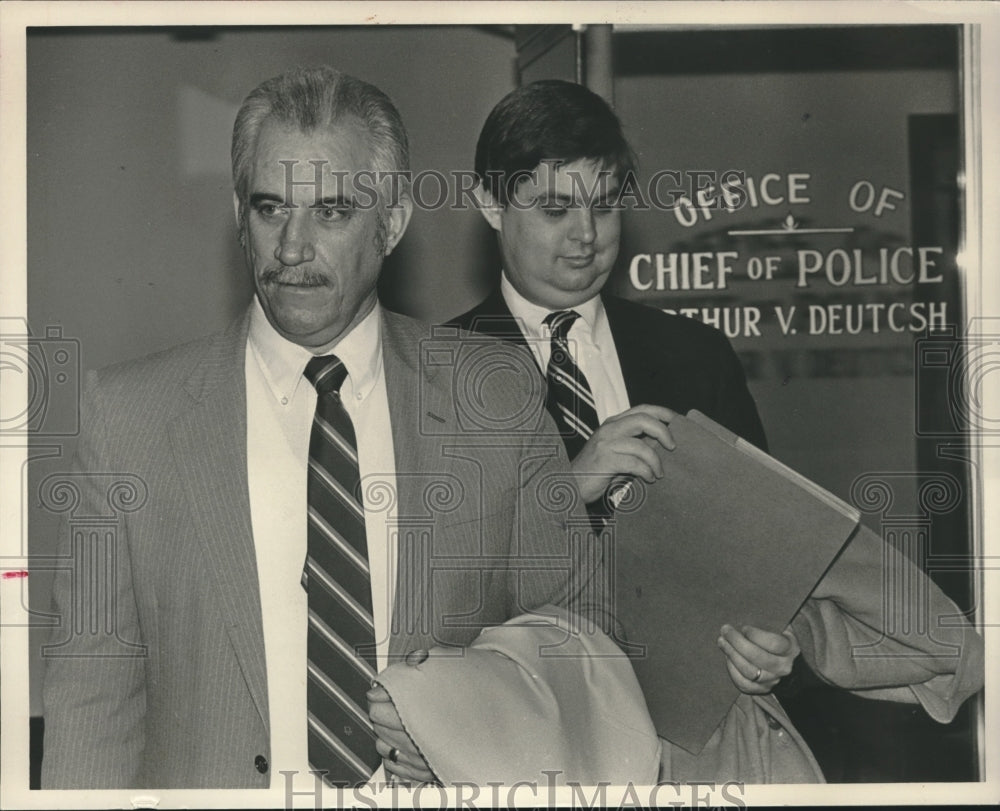 1985 Birmingham Policeman Lieutenant B. R. Stephens with Attorney - Historic Images