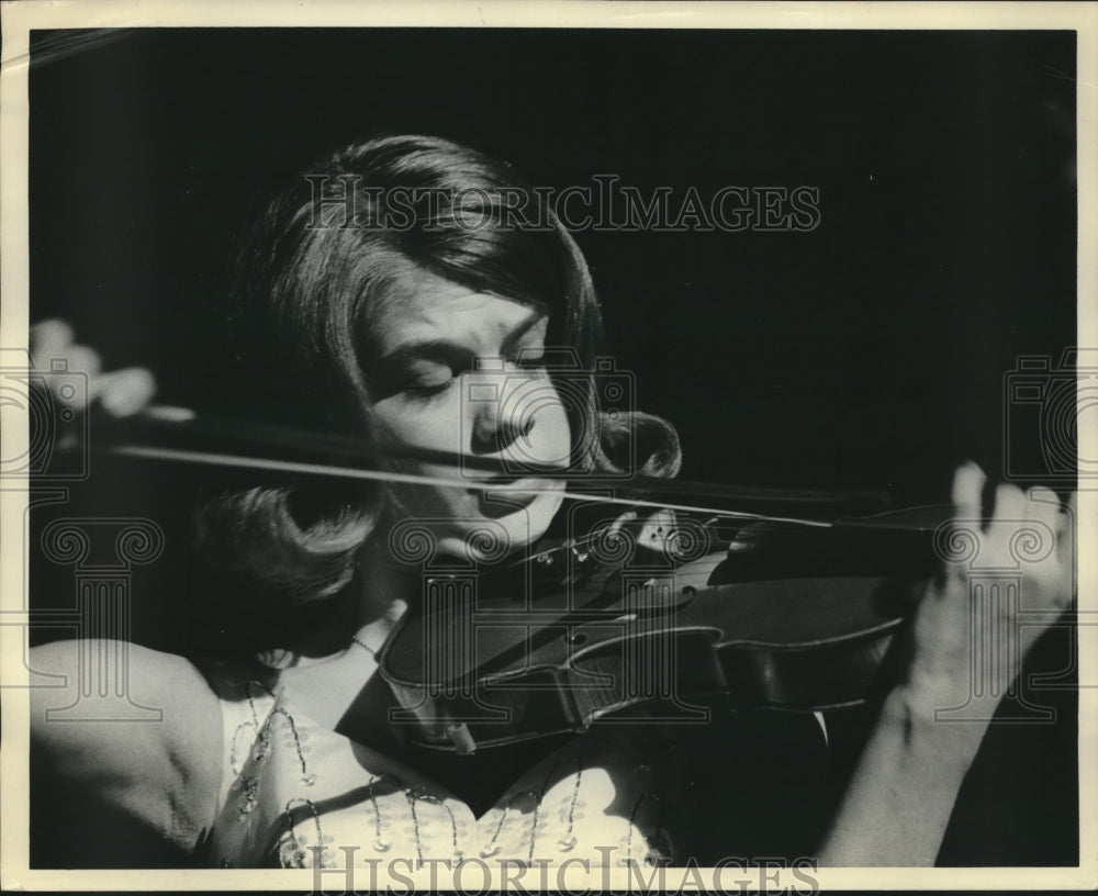 1967 Press Photo Junior Miss Alabama Contestant plays Violin - Historic Images