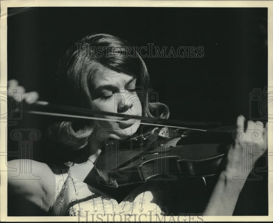 1967 Press Photo Junior Miss Alabama Contestant plays Violin - Historic Images