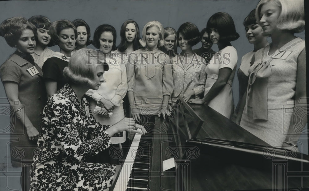 1967 Press Photo Miss Alabama Contestants surround Piano - abna42150 - Historic Images