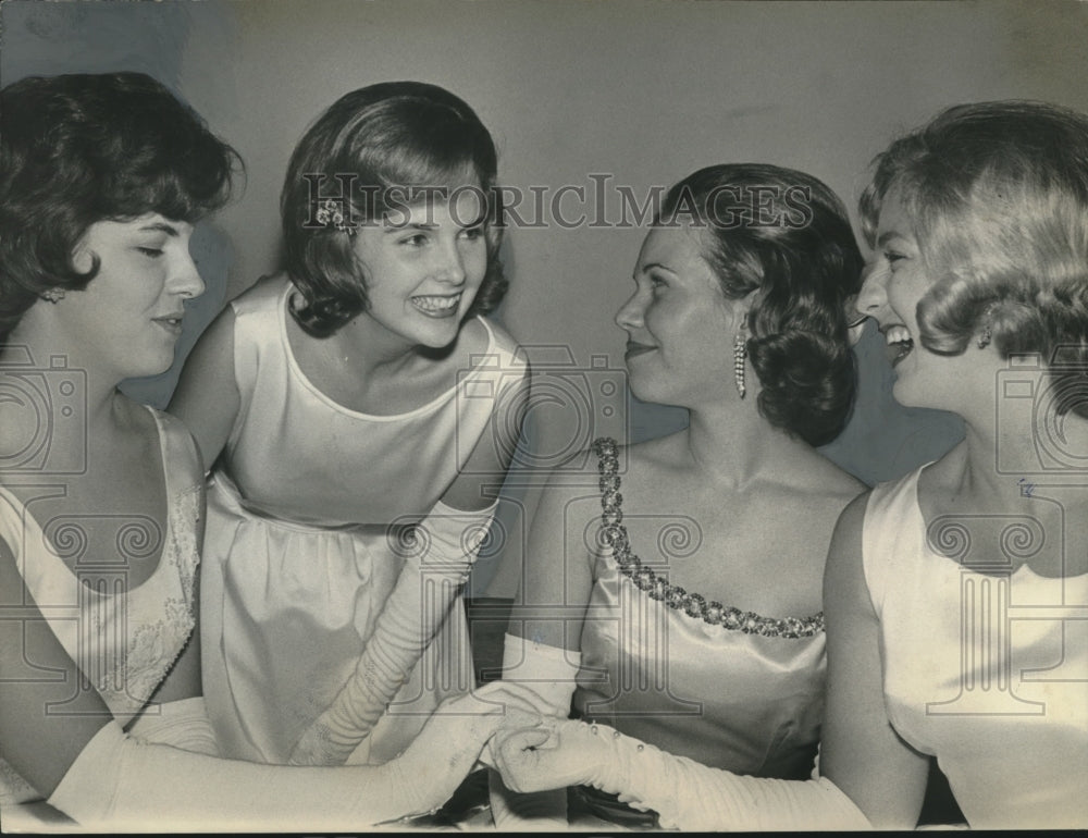 1964 Press Photo Miss Alabama Contestants relax between judging sessions - Historic Images