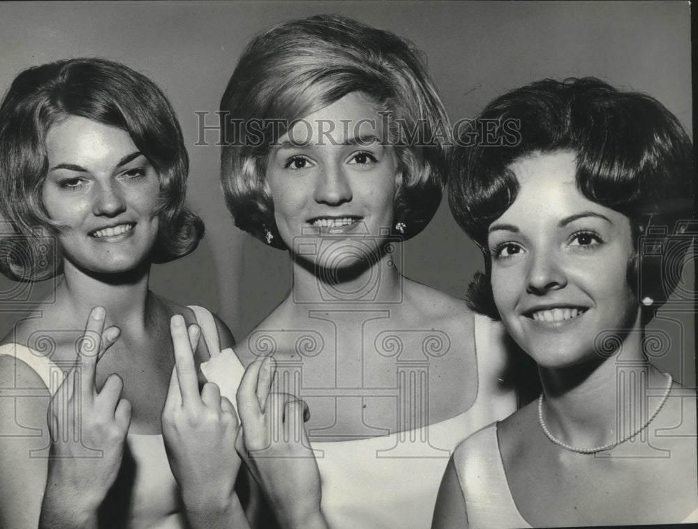 1966 Press Photo Miss Alabama Contestants cross fingers in hopes of winning - Historic Images