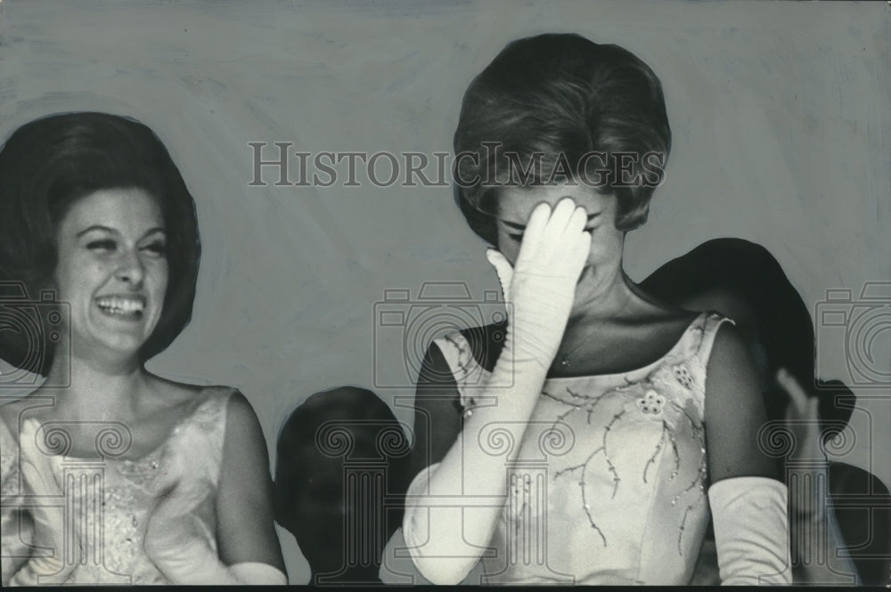 1966 Press Photo Miss congeniality award stuns Ginger Van Hooser, Miss Alabama - Historic Images