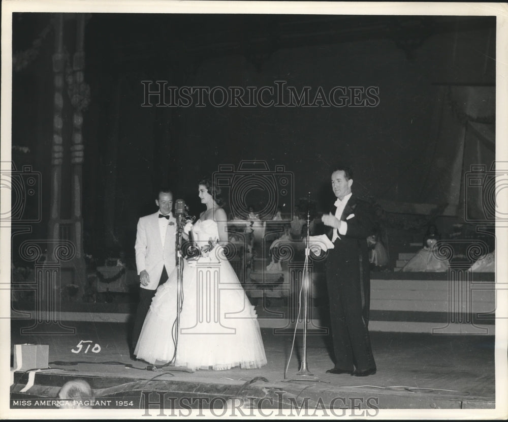 1954 Press Photo Miss America Pageant, Contestant with Judges on Stage - Historic Images