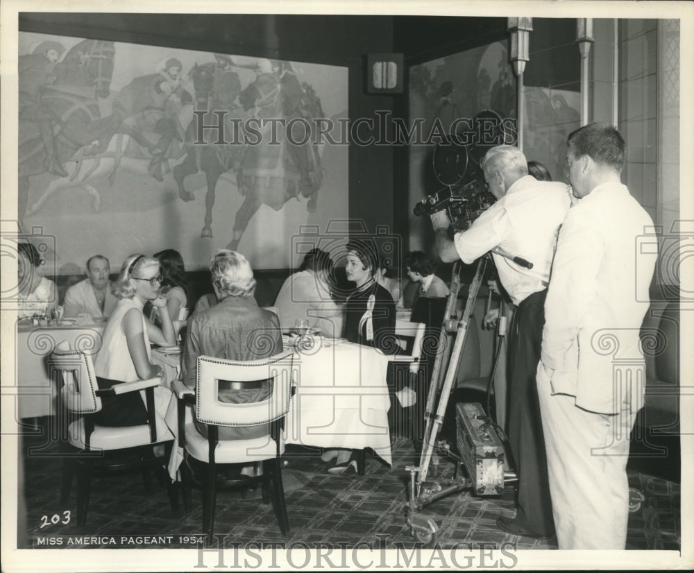 1954 Press Photo Miss America Pageant Contestants being filmed while eating-Historic Images