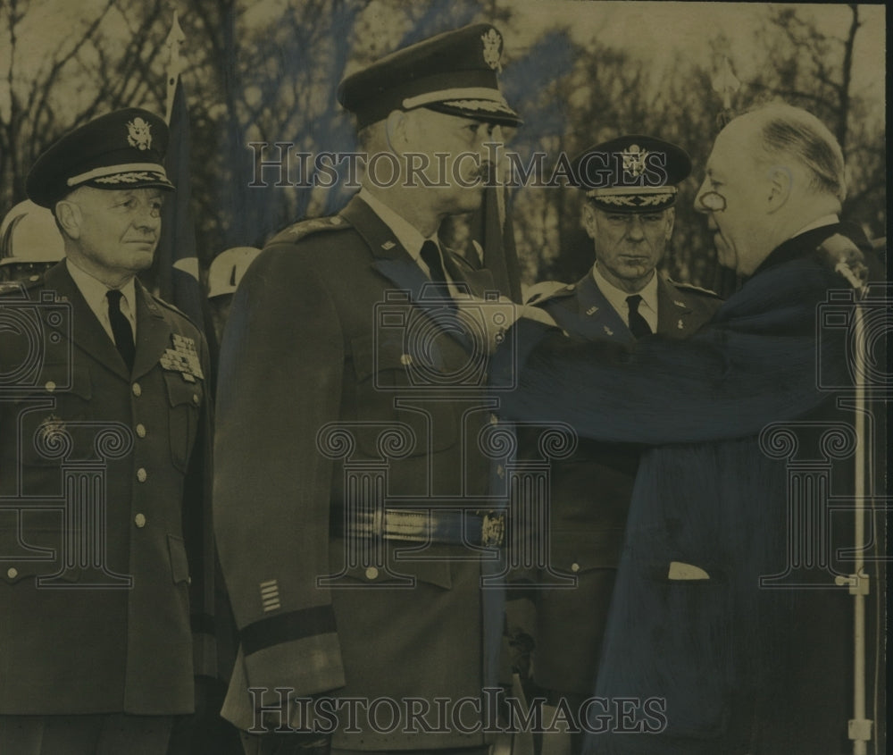 1960 Press Photo Major General John B. Medaris presented medal by Wilbur Brucker - Historic Images