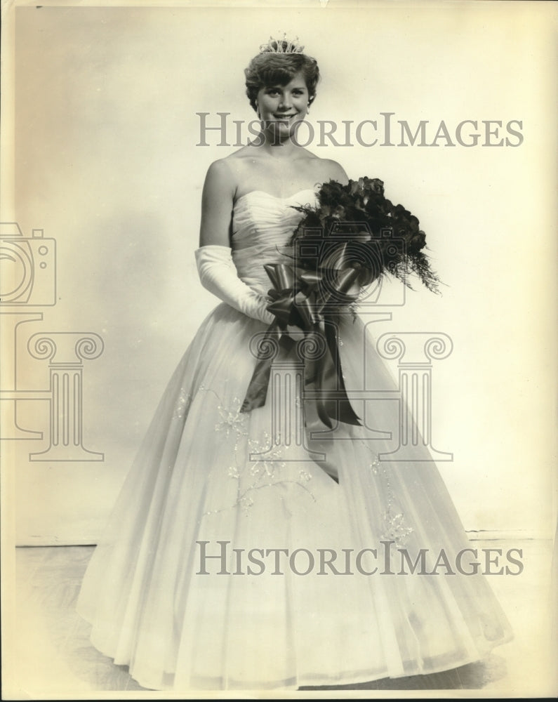 1962 Press Photo Miss Alabama Contestant with Crown and Flowers - abna42247 - Historic Images