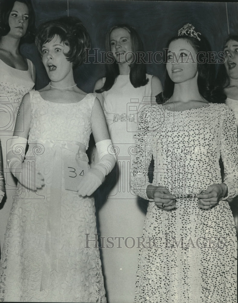 1968 Press Photo Brenda Mathis named Miss Birmingham with other contestants - Historic Images