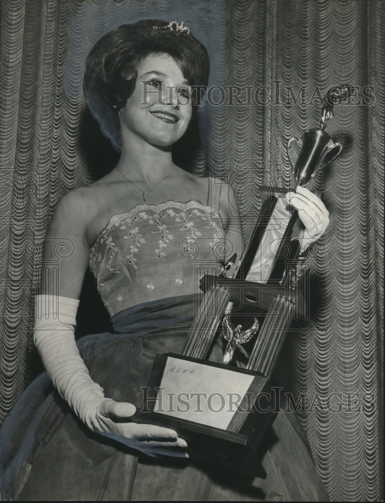 1966 Press Photo Junior Miss Connie Blanton of Gadsen crowned - abna42414 - Historic Images