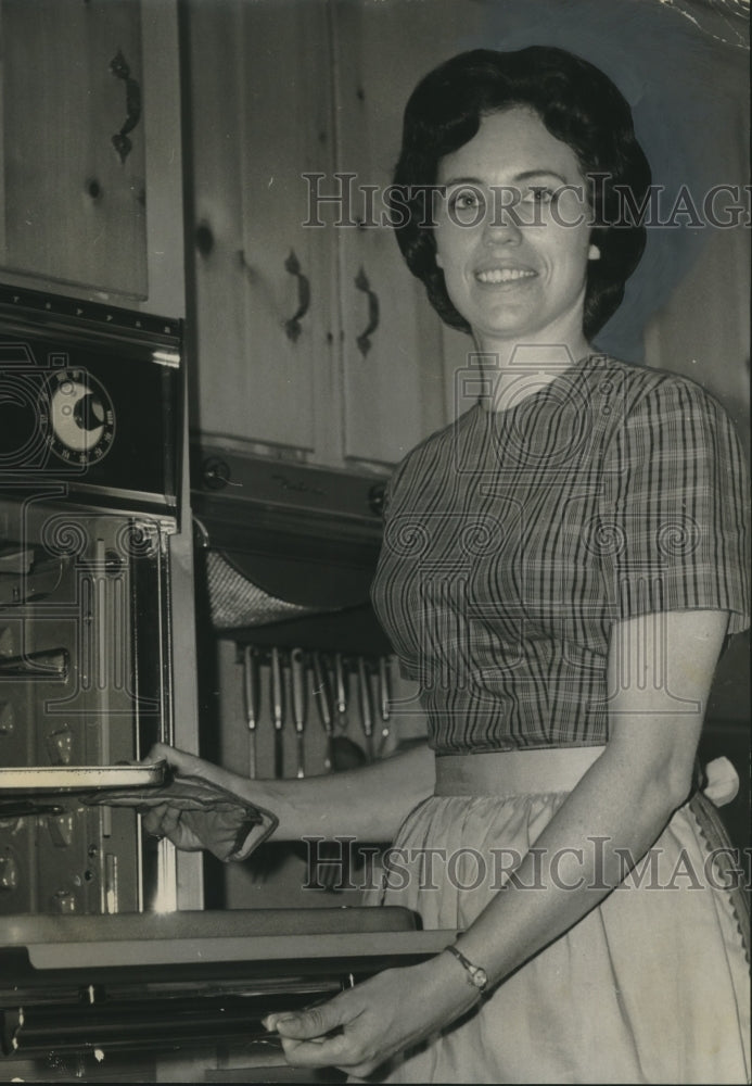 1965 Press Photo Mrs. Alabama Mrs. Charles Calhoun in her Columbia kitchen - Historic Images