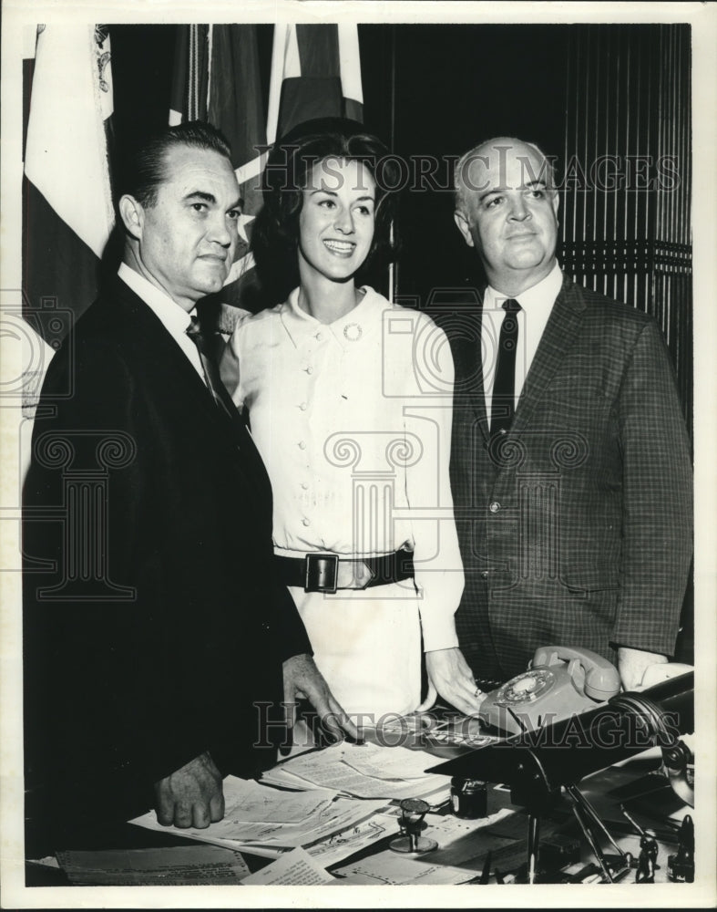 1967 Press Photo Angie Groomes, Miss Alabama Contestant, with Governor Wallace - Historic Images