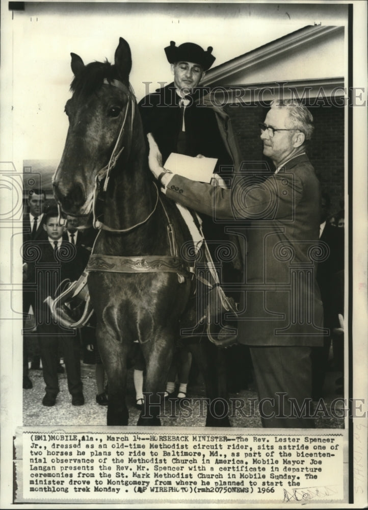 1966 Press Photo Revered Lester Spencer rides horse in bicentennial, Alabama - Historic Images