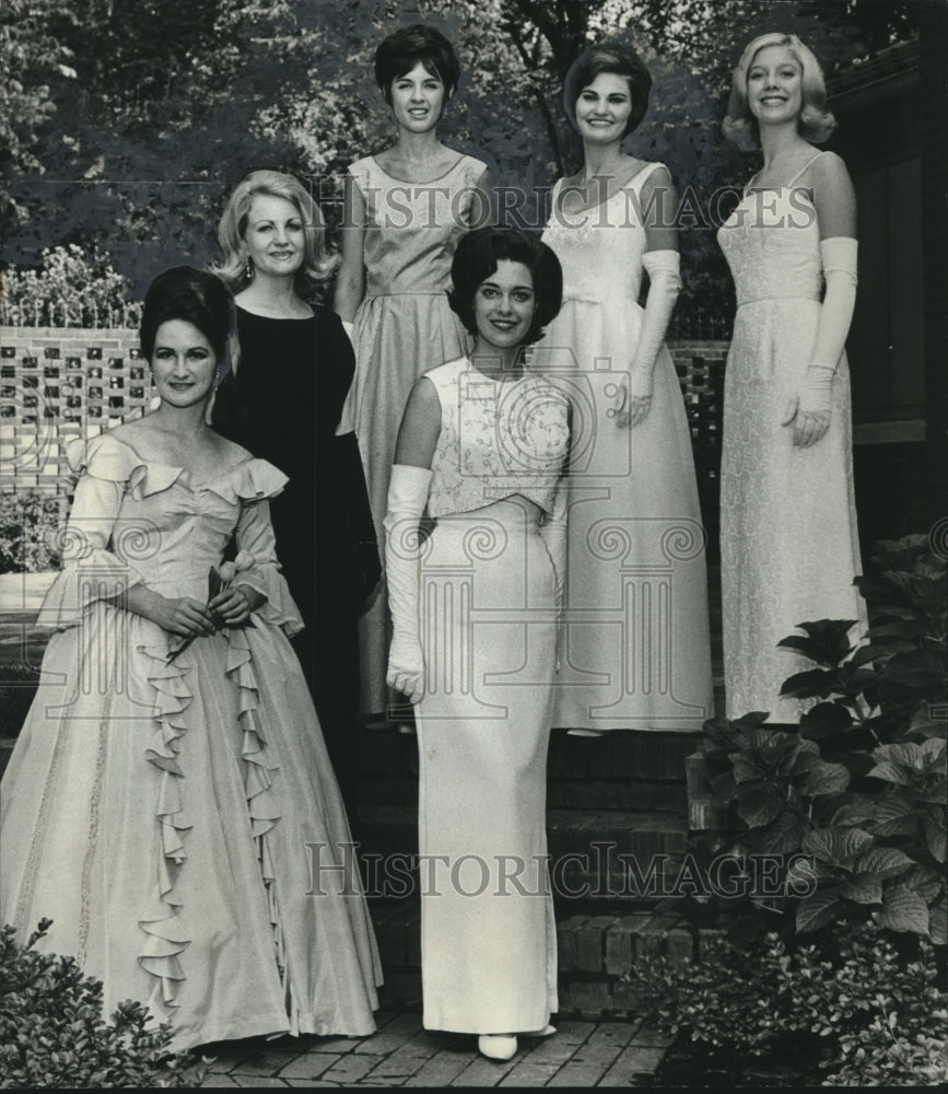 1966 Press Photo Miss Alabama Contestants at Hammond Gardens of Clark Theater - Historic Images