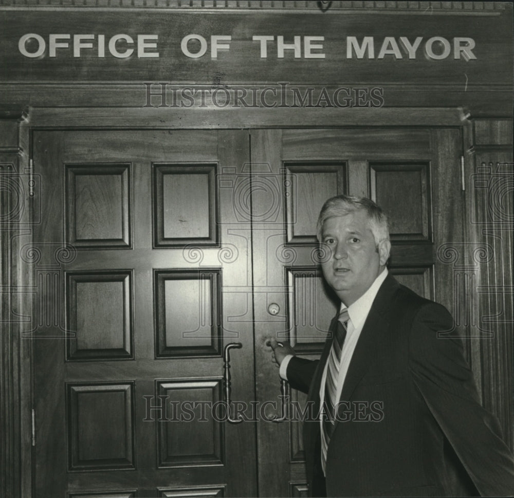 1981, Former Birmingham Police Chief James Parsons to See Mayor - Historic Images