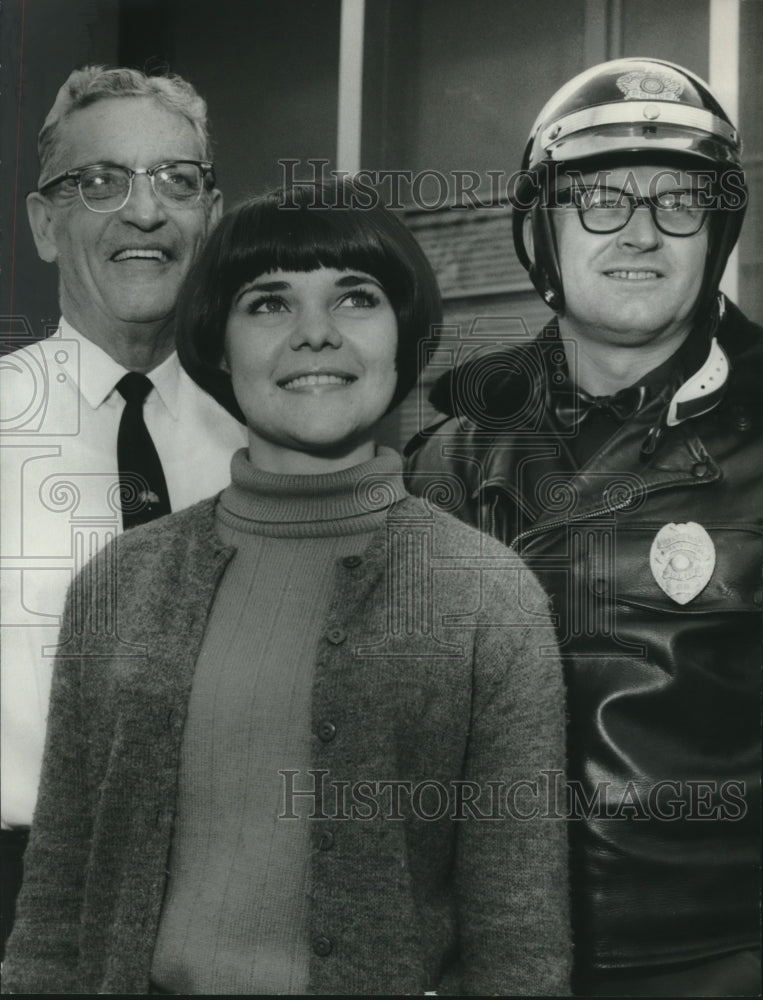 1968 Press Photo Kathy Moore, Jones Valley princess with Principal and Officer - Historic Images