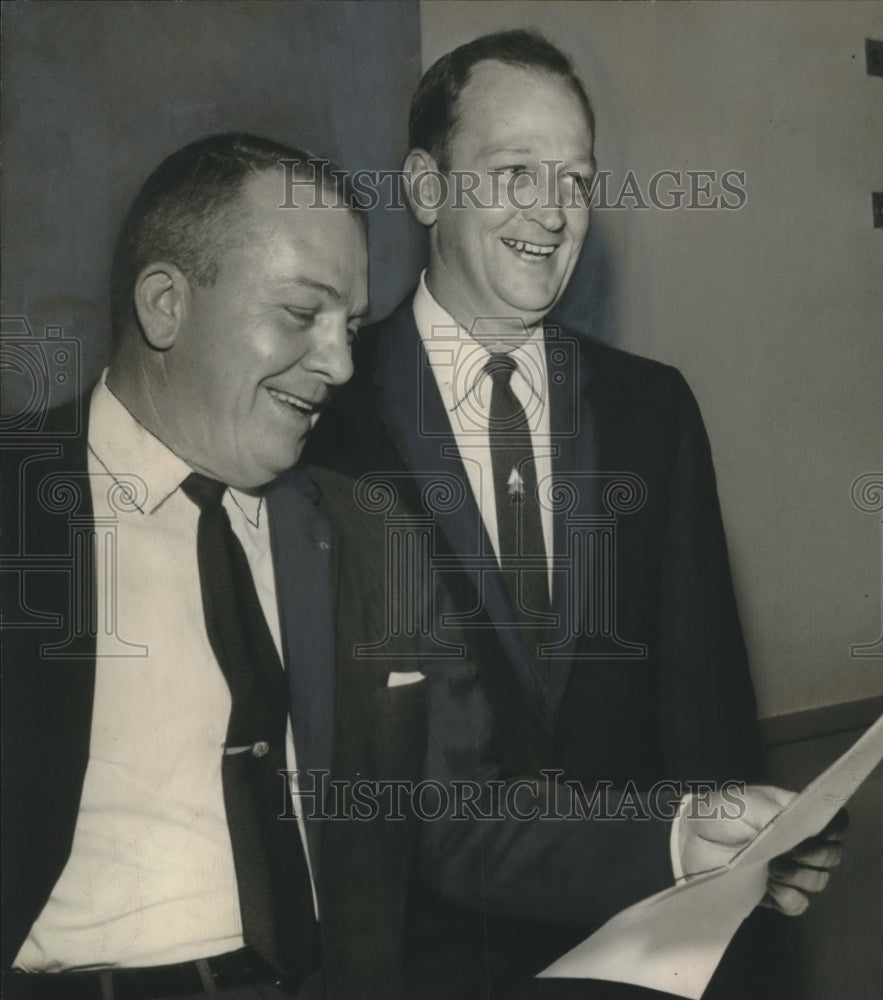 1960 Press Photo City Commissioner J. T. Waggoner, Tom Gloor, Automobile Dealer - Historic Images