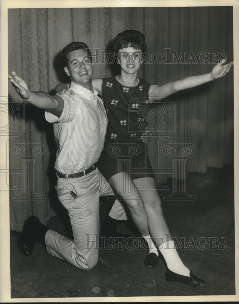1967 Press Photo Lynn Halleman and Suzanne Moncrief in Gypsy Junior Miss Alabama - Historic Images
