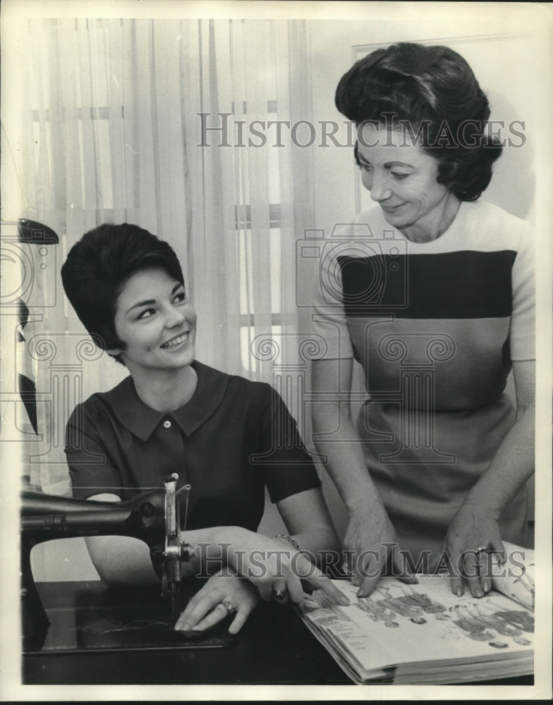 1967 Press Photo Junior Miss Alabama Contestant with Mother at Sewing Machine - Historic Images