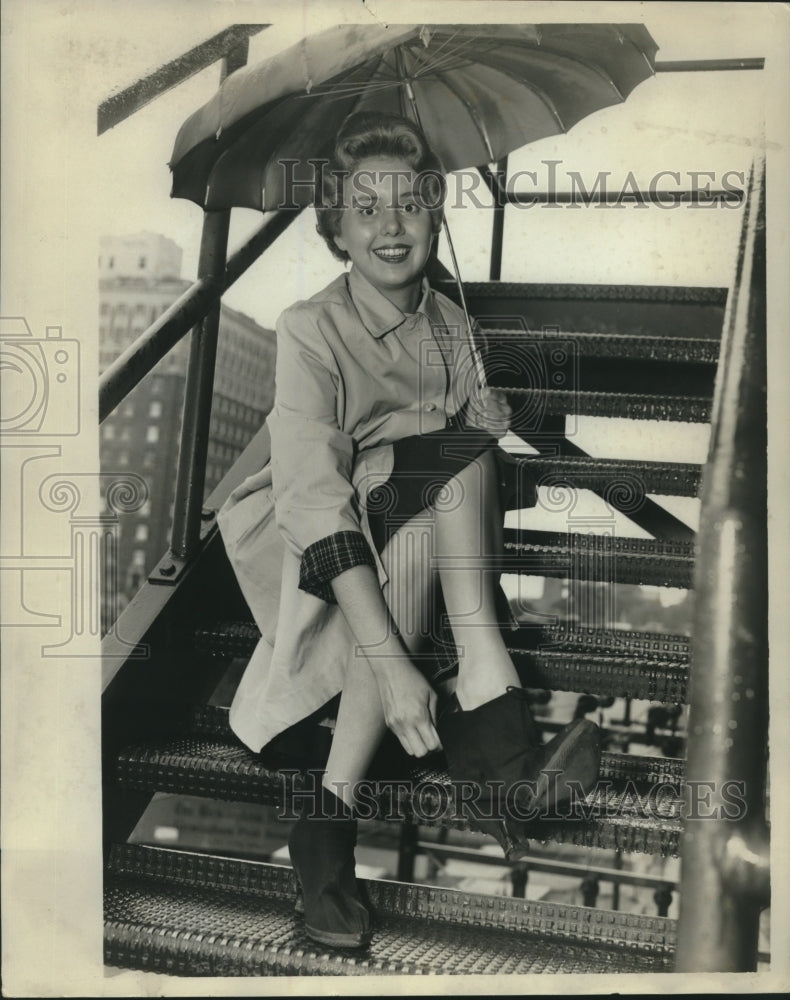 1961 Press Photo Junior Miss Alabama Contestant - Seated on Steps with Umbrella - Historic Images