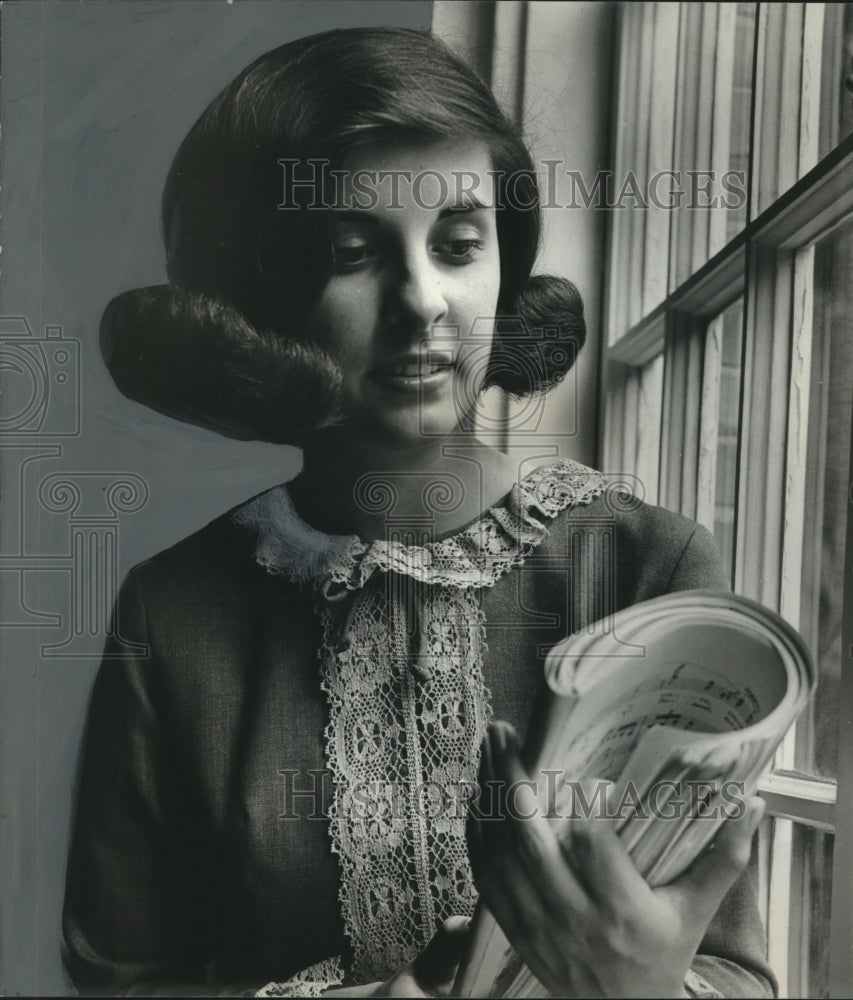 1968 Press Photo Cathy Jones, of Athens, practicing for Miss Alabama Contest - Historic Images