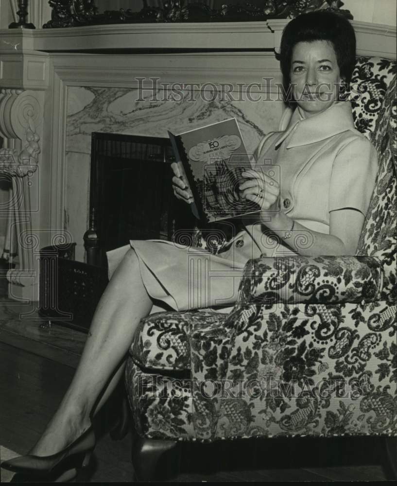 1969, Mrs. Albert Brewer, Governor&#39;s Wife, With First Lady&#39;s Cookbook - Historic Images