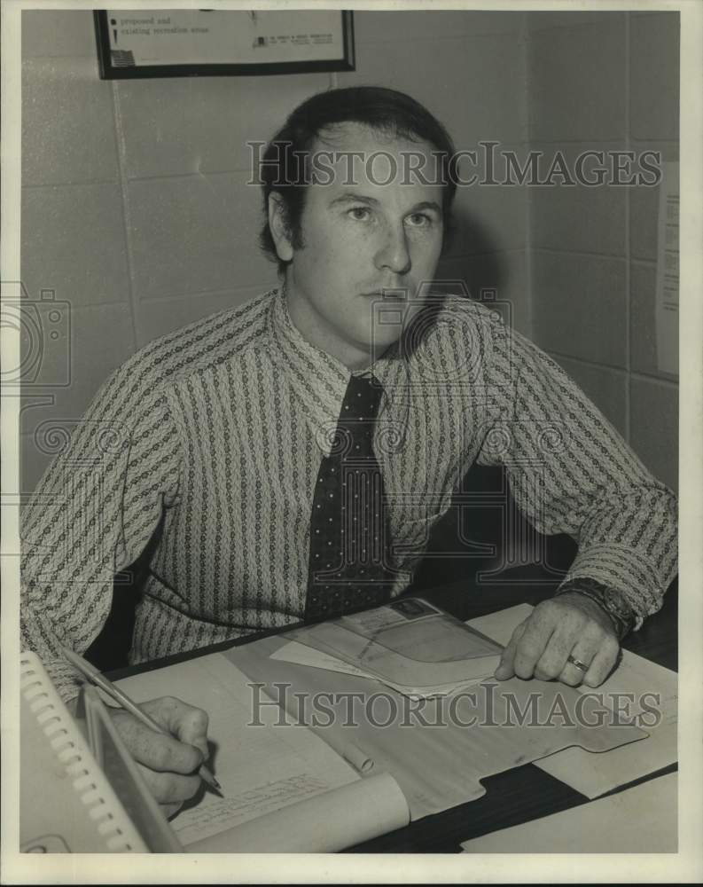 1976 Press Photo John Brigham, Gardendale AL Recreation Center Dir, at desk - Historic Images