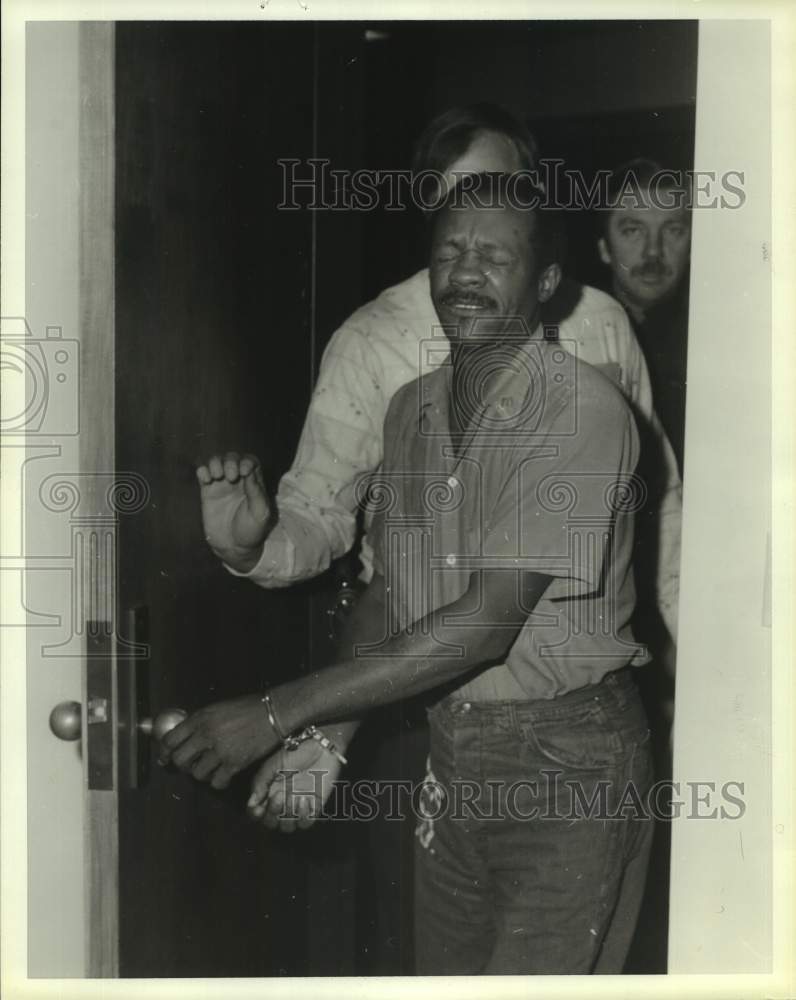 1981 Press Photo Jessie Briggins in handcuffs, charged with killing child - Historic Images