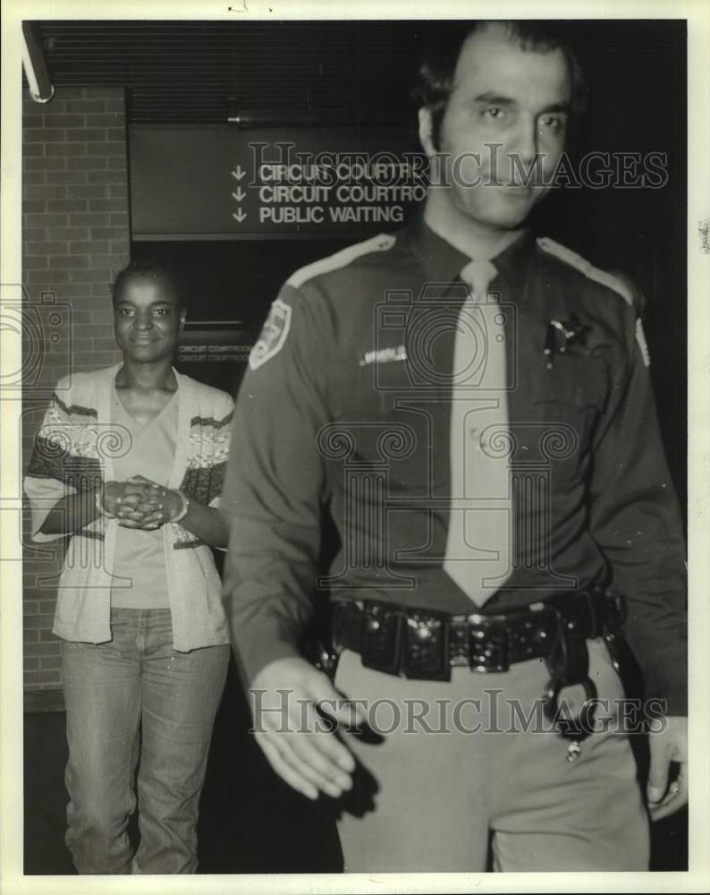 1981 Press Photo Elizabeth Higgins in handcuffs with deputy, charged with murder - Historic Images