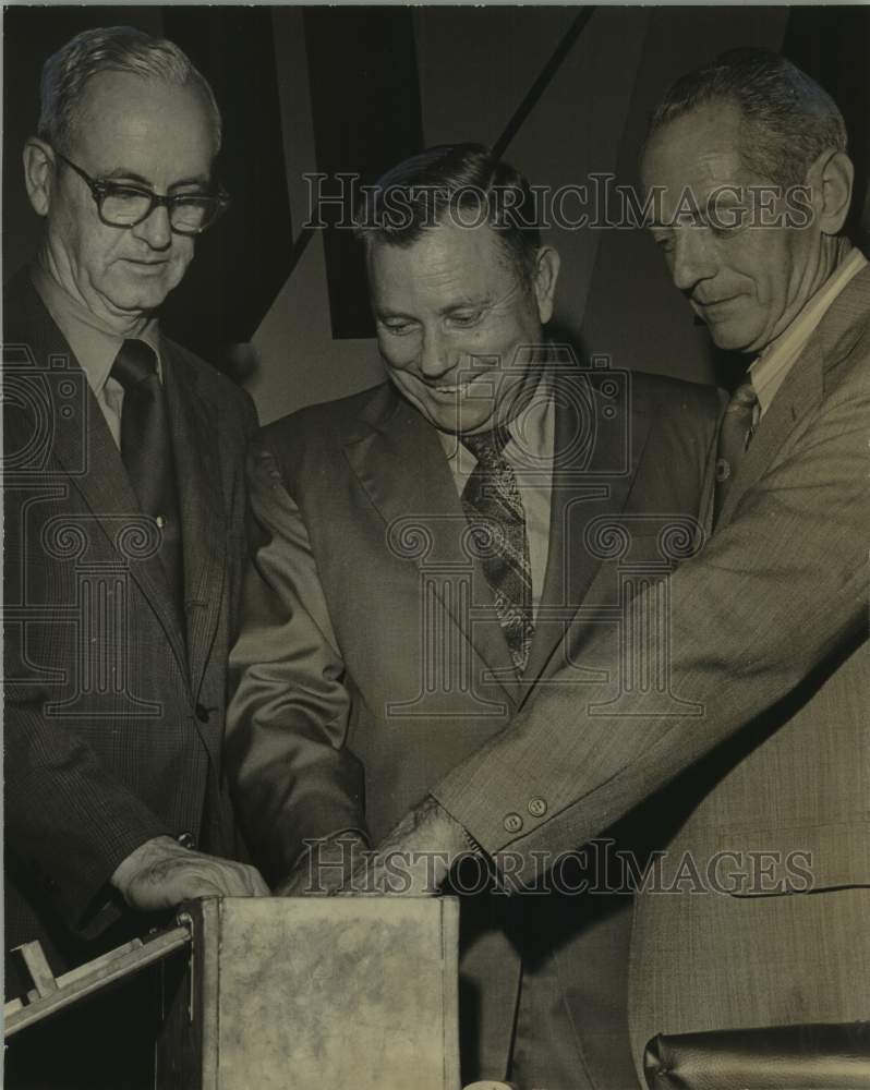 1972, Union officials reach for ballot box votes in Alabama - Historic Images