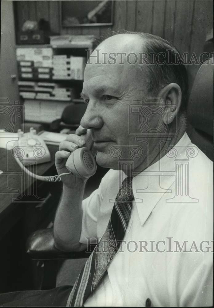 1979 Press Photo Tom Braswell, Attorney General office, on the phone in Alabama - Historic Images