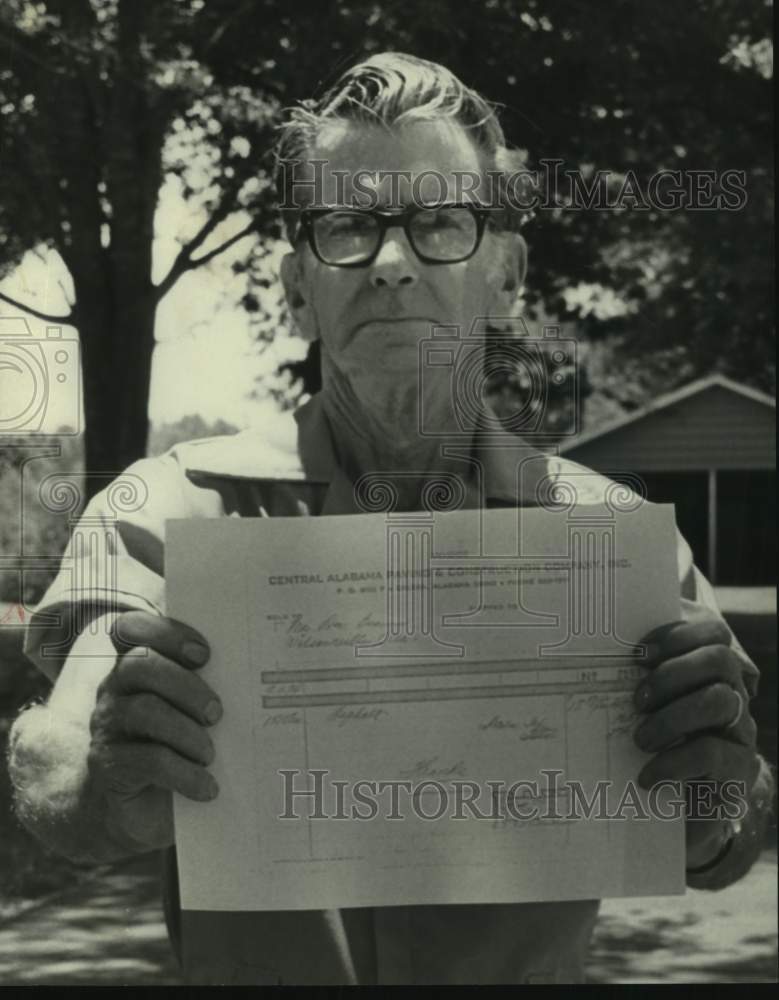 1976 Press Photo Wilsonville, Alabama Mayor Don Beavers Holds Receipt - Historic Images