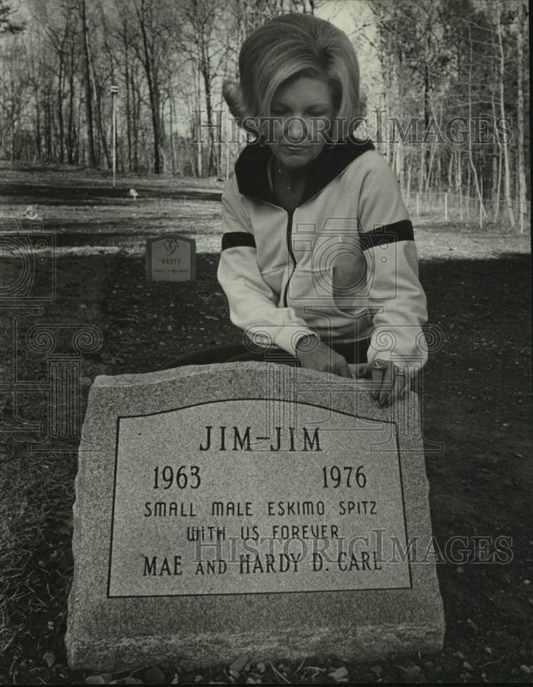 1976 Press Photo Mrs. Charles Becker at Pet Cemetery in Birmingham, Alabama - Historic Images