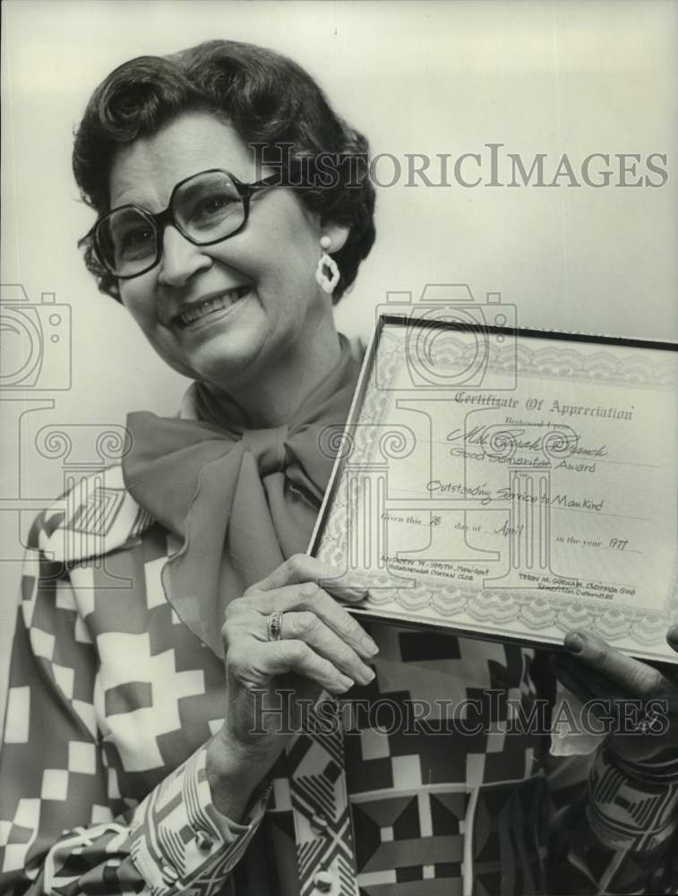1977 Press Photo Mrs. Sarah Branch Holding Good Samaritan Award - abna43324 - Historic Images