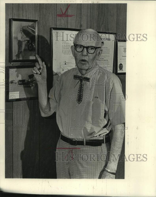1985 Press Photo Roy Bridges' office wall with his flyer photos, Alabama - Historic Images