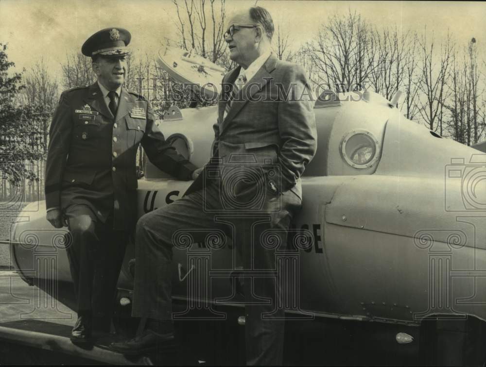 1975 Press Photo Bates Burnell, Jack Giles stand by submarine, Huntsville, AL - Historic Images