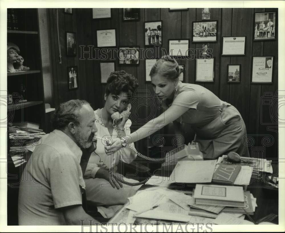 1981 Press Photo Clanton, AL mayor Basil Clark at desk with assistants - Historic Images