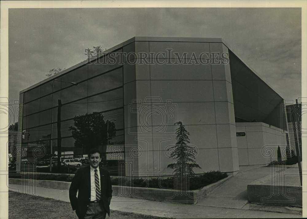 1985 Press Photo John Katopodis in front of store, Southside, Alabama - Historic Images